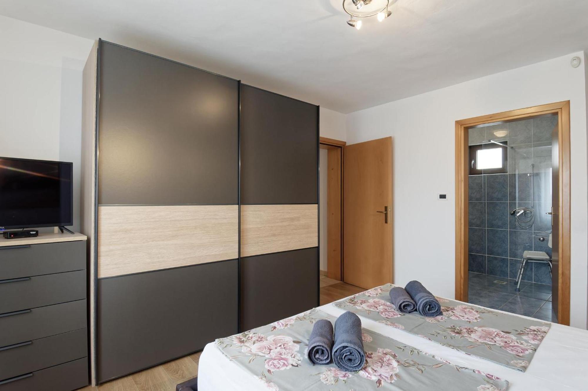 Apartment Larissa By Rent Istria