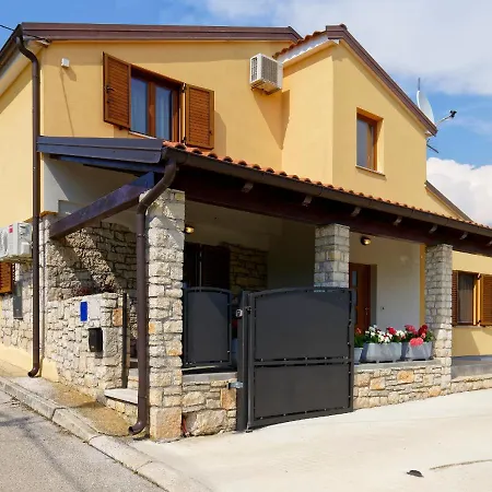 Apartment Larissa By Rent Istria Višnjan Buitenkant foto