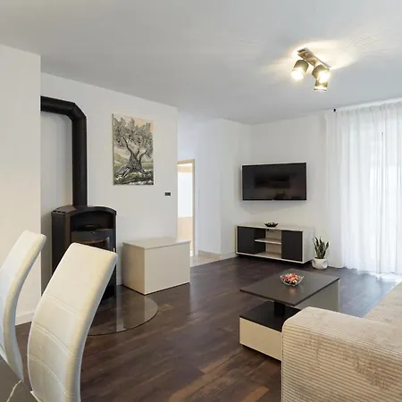Apartment Larissa By Rent Istria Višnjan Buitenkant foto