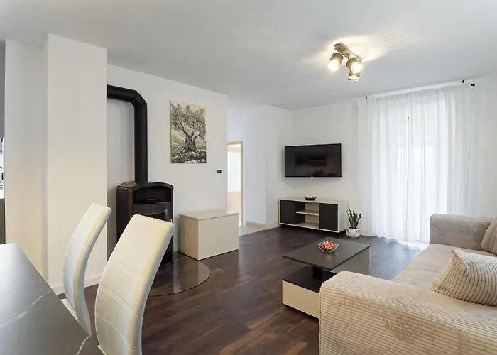 Apartment Larissa By Rent Istria